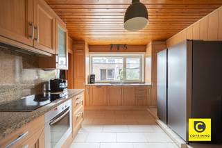 <p><span>Charmante Hoekwoning in Kindvriendelijke Buurt</span></p><p><span> </span></p><p><span>Deze charmante hoekwoning, gelegen aan een rustig, groen pleintje, biedt alles wat je nodig hebt voor een comfortabel gezinsleven. Gebouwd in 1971, maar sindsdien zorgvuldig onderhouden, is het de ideale woning voor wie op zoek is naar rust en ruimte, met gemakkelijke toegang tot alle voorzieningen.</span></p><p><span> </span></p><p><span>GELIJKVLOERS</span><span><br /></span><span>Bij binnenkomst betreedt u een lichte en ruime leefruimte, met aansluitend de open keuken, met bijbehorende toestellen. Daarnaast is er een handige berging en een praktische douchekamer. De woning beschikt verder over een ruime garage en een oprit, ideaal voor meerdere voertuigen.</span></p><p><span> </span></p><p><span>EERSTE VERDIEPING</span><span><br /></span><span>De eerste verdieping biedt drie royale slaapkamers en een goed ingedeelde badkamer, waardoor de woning perfect geschikt is voor een gezin.</span></p><p><span> </span></p><p><span>ZOLDER</span><span><br /></span><span>De zolder, toegankelijk via een steektrap, biedt de mogelijkheid om twee extra slaapkamers te creëren, wat de woning nog flexibeler maakt voor uw wensen.</span></p><p><span> </span></p><p><span> </span></p><p><span>EXTRA VOORDELEN </span></p><p><span> </span></p><ul><li><span>Nieuw dak (2016)</span></li><li><span>Vernieuwde ramen (achterzijde: 2011, voorzijde: 2013)</span></li><li><span>Elektrische rolluiken door de gehele woning</span></li><li><span>Geïsoleerde spouwmuren (2012)</span></li><li><span>Zuid west georiënteerde tuin</span></li><li><span>Asbest veilig </span></li><li><span>Betonconstructie </span></li><li><span>Veel natuurlijk lichtinval </span></li></ul><p><span>Locatie en Omgeving</span><span><br /></span><span>Deze woning is ideaal gelegen voor gezinnen die de rust van een groene omgeving willen combineren met de nabijheid van winkels, scholen en belangrijke snelwegen (A12 en E19). Geniet van wandel- en fietsroutes in de buurt en de centrale ligging tussen Antwerpen, Brussel en Mechelen.</span></p><p><span>Deze woning biedt alles wat een gezin zich kan wensen. Wacht niet langer en kom snel langs om deze kans te ontdekken!</span></p><p><span> </span></p>