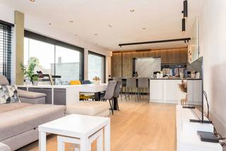<p>Deze zeer ruime halfopen bebouwing combineert een hedendaagse woonkwaliteit met een uitstekende bereikbaarheid. Met een EPC van slechts 52 kWh/m², vloerverwarming, zonnepanelen, laadpaal en parkeermogelijkheid voor minstens 4 wagens is deze woning helemaal klaar voor de toekomst.</p>
<p></p>
<p>De woning geniet een centrale ligging in Aalter, vlak bij het sportpark en op korte afstand van winkels, scholen en alle belangrijke uitvalswegen.</p>
<p></p>
<p>Op het gelijkvloers beschikt de woning over een ruime inkomhal met gastentoilet, praktische berging, een volledig uitgeruste open keuken, een aangename leefruimte en een open bureau. De grote raampartijen zorgen hier voor bijzonder veel lichtinval en bieden een mooi zicht op de tuin. Bovendien staat de leefruimte rechtstreeks in verbinding met het ruime zuidgerichte terras.</p>
<p></p>
<p>De eerste verdieping omvat een nachthal, apart toilet, 3 slaapkamers, waarvan één met aansluitende dressing, en een ruime badkamer met zowel douche als ligbad.</p>
<p></p>
<p>Ook de zolderverdieping biedt een mooie extra troef: deze werd reeds deels afgewerkt en ingericht als polyvalente ruimte of 4de slaapkamer.</p>
<p></p>
<p>Buiten geniet u van een bijzonder aangename zuidgerichte tuin, een ruim terras en een grote tuinberging met bijzonder veel opbergruimte. Vooraan is er parkeergelegenheid voor minstens 4 voertuigen, inclusief een laadpaal voor een elektrische wagen.</p>
<p></p>
<p>TROEVEN</p>
<ul>
<li>Zeer ruime halfopen bebouwing</li>
<li>Centrum Aalter – nabij sportpark</li>
<li>Vlotte verbinding naar de grote uitvalswegen</li>
<li>EPC 52 kWh/m²</li>
<li>Zonnepanelen</li>
<li>Vloerverwarming</li>
<li>Laadpaal</li>
<li>3 slaapkamers + polyvalente zolderruimte/4de slaapkamer</li>
<li>Badkamer met douche én ligbad</li>
<li>Volledig uitgeruste open keuken</li>
<li>Grote leefruimte met royale raampartijen</li>
<li>Zuidgerichte tuin en ruim terras</li>
<li>Parkeerplaats voor minstens 4 wagens</li>
<li>Grote tuinberging</li>
</ul>
<p></p>
<p>Een ruime, energiezuinige en perfect gelegen gezinswoning waar hedendaags comfort en aangenaam buitenleven mooi samenkomen.</p>