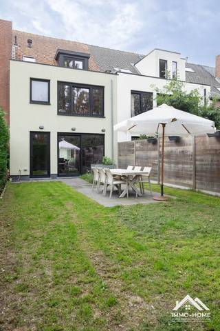 In de Albrecht Rodenbachstraat bevindt zich deze vernieuwde woning met ruime leefruimtes, vier slaapkamers en een aangename tuin. Bij het binnenkomen verwelkomt een ruime, open inkomhal met een apart gastentoilet. De moderne, volledig ingerichte keuken is voorzien van een groot kookeiland en sluit mooi aan op de lichtrijke leefruimte, die een aangenaam zicht biedt op de tuin. Verder is er een ruime berging met rechtstreekse toegang tot de tuin. De woning beschikt over vier ruime slaapkamers en een vijfde, kleinere kamer die eveneens perfect dienst kan doen als bureau of hobbyruimte. Alle kamers genieten dankzij de grote ramen van een mooie natuurlijke lichtinval. De vernieuwde badkamer heeft een hedendaagse designafwerking en is uitgerust met een ruime inloopdouche en een dubbel lavabomeubel. Daarnaast biedt de grote zolder heel wat extra opbergruimte. Buiten kan u genieten van een aangenaam terras en een mooi grasperk, ideaal om in alle rust te ontspannen. Deze vernieuwde woning combineert hedendaags wooncomfort met een praktische indeling, veel lichtinval en een fijne buitenruimte. Inschrijven via mail naar tommy@immo-home.be, geen telefonische inschrijvingen! Volg ons op Fb en Insta. Voor meer info: www.immo-home.be. GRATIS SCHATTING & GRATIS FINANCIEEL ADVIES