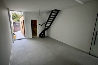 Volledig gerenoveerde woning met karakter ! <br /><br />Indeling : Inkomhal , berging / fietsenstalling , woonkamer , keuken , apart toilet .<br />Eerste verdieping : Ruime slaapkamer , badkamer met bad en douche ! <br />Tweede verdieping : 2 slaapkamers . <br />Terras / buitenruimte . <br />De bewoonbare oppervlakte is gebaseerd op de bruikbare vloeroppervlakte vermeld in het EPC.<br /><br />Deze woning is instapklaar, energiezuinig en combineert comfort en stijl met een uitstekende ligging.<br />Energiezuinig met EPC-score A<br />Elektriciteit conform.<br />4 zonnepanelen voorzien . 