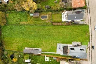 Dit uiterst ruime (1.367m²) perceel is volledig zuidgericht en beschikt over een diepte van 90,50m.Het perceel is bedoeld voor het optrekken van een...