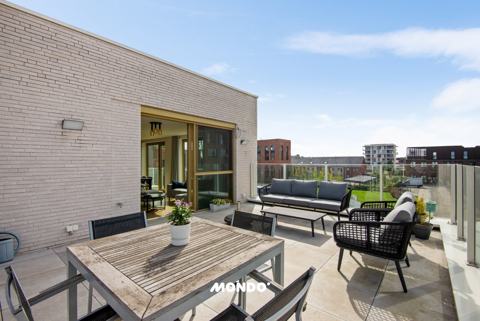 Lichtrijk 2 slaapkamerappartement met ruim terras en open zicht op de vaart - foto 4