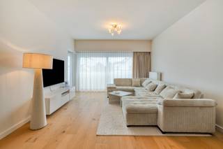 <p><span><span>Op een centrale en vlot bereikbare locatie in Ranst bevindt zich dit ruime en instapklare appartement met een bewoonbare oppervlakte van circa 113 m². Winkels, scholen en openbaar vervoer liggen in de nabije omgeving, terwijl ook de Kleine Nete en verschillende wandel- en fietsroutes gemakkelijk bereikbaar zijn.</span></span></p><p><span><span> </span></span></p><p><span><span>Bij het betreden van het appartement komt u terecht in de inkomhal, die toegang biedt tot de verschillende vertrekken. De ruime leefruimte geniet van een aangename lichtinval en biedt voldoende plaats voor zowel een gezellige zithoek als een volwaardige eetkamer. Aansluitend bevindt zich de afzonderlijke, volledig uitgeruste keuken.</span></span></p><p><span><span> </span></span></p><p><span><span>Het appartement beschikt verder over drie volwaardige slaapkamers, waardoor het eveneens geschikt is voor een gezin of voor wie behoefte heeft aan een bureau- of hobbyruimte. De badkamer werd in 2025 volledig vernieuwd en modern afgewerkt. Daarnaast zijn er een apart toilet en een praktische berging met aansluitingen voor een wasmachine en droogkast aanwezig. Het balkon vormt een fijne buitenruimte waar u rustig van de buitenlucht kunt genieten.</span></span></p><p><span><span> </span></span></p><p><span><span>De overige renovatiewerken dateren van 2015 en het appartement verkeert dan ook in een zeer verzorgde en instapklare staat. Dankzij het gunstige EPC-label A en de conforme elektrische installatie geniet u bovendien van energiezuinig en comfortabel wonen.</span></span></p><p><span><span> Tot slot is een parkeerplaats onder carport inbegrepen in de prijs!</span></span></p><p><span><span>Bent u op zoek naar een ruim appartement met drie slaapkamers, een gunstige energiescore en een centrale ligging? Neem dan gerust contact met ons op voor meer informatie of een bezoek ter plaatse.</span></span></p>