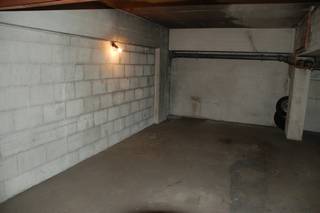 We Invest en Cyril (0499 36 01 12) bieden u deze afgesloten en beveiligde garage aan, uitstekend gelegen in Luik.

Met een oppervlakte van ongeveer 30 m² biedt deze garage plaats aan één wagen en beschikt hij bovendien over voldoende opbergruimte. De toegang bevindt zich via de Thier de la Fontaine, wat zorgt voor een vlotte en praktische bereikbaarheid.

Deze garage is ideaal voor wie op zoek is naar een veilige parkeerplaats op een strategische locatie of naar extra opslagruimte nabij het centrum van Luik.

Voor meer informatie of om een bezoek te plannen, kunt u contact opnemen met Cyril op 0499 36 01 12.