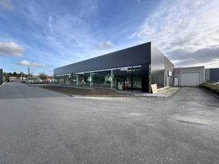 <u><strong>Benaderende OPPERVLAKTEN:</strong></u><br />Winkelruimte: ± 450m²<br />Voldoende gemeenschappelijke parkeerplaatsen. <br /><br /><u><strong>INDELING:</strong></u><br />Open winkelruimte met apart sanitair (m/v) -  H: 5,4m - VH onder dragende balken 4,35m.<br /><br /><u><strong>AFWERKING:</strong></u><br />Het pand werd volledig vernieuwd (nieuwe (glas)gevels en dakbedekking) - EPOXY-vloer wordt geplaatst - solide geïsoleerde betonnen constructie - sanitair - automatische schuifdeur - 2 nooduitgangen.<br /><br /><u><strong>BESTEMMINGSMOGELIJKHEDEN:</strong></u><br />Cat 1 (voeding) en Cat 2 (persoonsuitrusting) zijn uitgesloten.<br /><br /><u><strong>NUTSVOORZIENINGEN:</strong></u><br />Elektriciteit (3x400V +N) , wateraansluiting, gasaansluiting, riolering.<br /><br /><u><strong>LIGGING:</strong></u><br />Deze unit, die deel uitmaakt van een groter complex, is gelegen op het Mammoetcenter III te Roeselare, langs de N32, ongeveer 1 km van de Ring E403 Tielt/Ardooie/Beveren.<br />De Mammoet centers zijn gelegen op de Brugsesteenweg in Roeselare, één van de belangrijkste invalswegen van het stadscentrum , gemakkelijk bereikbaar en beschikt over uitgebreide parkeermogelijkheden.<br />Uw buren in Mammoet III zijn JUNTOO, EXTERIOO, DREAMLAND en HEMA. <br /><br /><u>* Bijzonderheden</u><br />- Onmiddellijk beschikbaar.<br />- Onroerende voorheffing, gemeenschappelijke kosten parking en totem en aanvraag socio-economische vergunning ten laste van de huurder.<br />- EPC mogelijk na kadastrale splitsing.<br /><br />Onze referentie op <strong>www.centro.be</strong>: <strong>L0166</strong> of contacteer ons via <strong>info@centro.be </strong>of <strong>050/70.01.02.</strong>