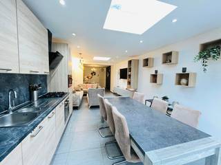 <p><strong>Prachtige woning volledig gerenoveerd.</strong></p>
<p> </p>
<p><strong><u>Indeling:</u></strong></p>
<p>Nr 18 gelijkvloers: Inkomhal, badkamer, living, open keuken &amp; terras </p>
<p>1ste verdiep: 2 slaapkamers ( waarvan 1 doorloopkamer)</p>
<p>2 de verdiep: 2 slaapkamers</p>
<p>Nr 20 gelijkvloers: garage, ruime living (kan gebruikt worden voor andere ruimte) en tweede keuken</p>
<p>1ste verdiep: 1 slaapkamer &amp; badkamer </p>
<p>2de verdiep: 2 slaapkamers </p>
<p> </p>
<strong><u>Troeven:</u></strong>
<ul><li><strong><u></u></strong>Volledig gerenoveerd </li><li>dorpskern </li><li>Zuid-west terras </li><li>elektriciteit 100% conform </li></ul>