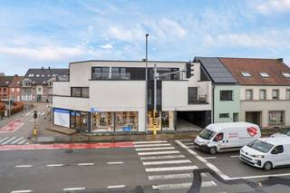 <p>Dit instapklaar 1-slaapkamerappartement gunstig gelegen op vijf minuten van Astene sas aan de Leie met natuurreservaat van Vosselare put en kasteel van Ooidonk, een paradijs voor wandelaars.</p><p>Dit appartement is ook ideaal gelegen nabij winkels, openbaar vervoer en belangrijke verbindingswegen.</p><p></p><p>Het appartement verwelkomt u in een ruime leefruimte met open keuken, wat zorgt voor een aangenaam en open woongevoel.</p><p>De volledig geïnstalleerde keuken is voorzien van de nodige toestellen en biedt alle comfort voor dagelijks gebruik.</p><p>Via de leefruimte heeft u toegang tot het ruim zuidoost gericht terras, waar u kan genieten van de zon van 's morgens 9.00h tot in de late namiddag - een absolute meerwaarde voor wie houdt van licht en buitenruimte.</p><p></p><p>Verder beschikt het appartement over een badkamer met moderne inloopdouche en lavabo, aparte bergruimte/wasplaats en een apart gastentoilet.</p><p></p><p>Als extra troef is er een autostaanplaats in de ondergrondse parking optioneel bij te kopen voor 19.500 euro, wat zorgt voor comfortabel en veilig parkeren.</p><p>Dit appartement is perfect voor starters, alleenstaanden of investeerders die op zoek zijn naar een interessante opportuniteit in Astene.</p>