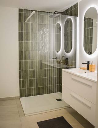 W.E.S.T. BEZOEKEN? ONTDEK ONS KIJKAPPARTEMENT TIJDENS DE KOMENDE OPENDEURDAGEN - Meer informatie via https://www.zabra.be/west.
Woonproject w.e.s.t. heeft opvallend veel troeven. Deze nieuwe woonomgeving ligt aan de rand van het centrum, net binnen de kleine ring van Roeselare. De groene invulling van dit project - met bomen, gras, water en speeltuigen in hout - geeft een gevoel van ruimte.
Dit appartement heeft een totale oppervlakte van 93 m² en is voorzien van een ruim terras (15 m²). Met twee slaapkamers is het perfect voor wie op zoek is naar een comfortabele en zorgeloze woonst. Het is BEN (bijna-energieneutraal) en wordt verwarmd zonder gas, dankzij het Mirom-warmtenet. Een duurzame keuze voor de toekomst! Het binnengebied van de site is autovrij. Er zijn meer dan genoeg parkeerplaatsen, maar de auto blijft aan de rand. Bovendien wordt het gebruik van de auto overbodige luxe dankzij de nabije aanwezigheid van voorzieningen (winkels, restaurants etc.) Ook de fiets nemen wordt een aangename gelegenheid door het aangelegde fietspad dwars door de site.
Contacteer ons voor meer informatie op het nummer 0472 89 60 18. Onze vertegenwoordigers staan je graag te woord.