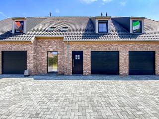 Prachtig afgewerkte nieuwbouwwoning met 4 slaapkamers te Pervijze (Diksmuide), rustig gelegen op 10min van het stadscentrum te Diksmuide en Nieuwpoort en 8 min rijden van de oprit E-40. Het gelijkvloers bestaat uit een inkom met trap naar het verdiep, lichtrijke living met open ingerichte keuken, berging, apart toilet en inpandige garage met wasplaats. Op het verdiep zijn 4 slaapkamers, een badkamer voorzien van douche / ligbad en lavabo met kolomkasten en apart toilet. Gezellige zuidgerichte achtertuin met poortje (tuin zal nog voorzien worden van tuinhuis). Maandelijkse huurprijs: 1075 euro. Beschikbaar vanaf 01 september. EPC: A klasse. (Ref. NI27692)