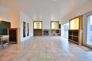 In het centrum van Berchem treft U deze bijzonder ruime eigendom! Uitstekend gelegen met verschillende lokale handelszaken, scholen en...