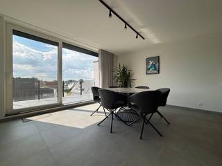 In Bruggenhoek in Zottegem bevindt zich dit bijzonder mooi afgewerkte en instapklare appartement op de tweede verdieping. De combinatie van twee ruime slaapkamers, een royaal terras, een garagebox en verschillende energiezuinige voorzieningen maakt dit een bijzonder comfortabele woonplek.<br /><br />Via de ruime inkomhal bereikt u de verschillende vertrekken van het appartement. Er zijn twee volwaardige slaapkamers, waarvan één voorzien is van praktische ingebouwde kasten. Verder vindt u hier een afzonderlijk toilet en een verzorgde badkamer. Het hart van het appartement is de grote en lichtrijke leefruimte met open keuken. De mooie afwerking en open indeling zorgen voor een aangename woonbeleving, met voldoende ruimte voor zowel een gezellige zithoek als een ruime eettafel. Aansluitend bevindt zich een praktische berging.<br /><br />Een absolute blikvanger is het zuidoostgerichte terras van maar liefst 27 m². Dankzij deze royale oppervlakte creëert u hier moeiteloos een volwaardige buitenleefruimte met plaats voor een eettafel, loungeset en groen. Een heerlijke plek om vanaf de ochtend van de zon te genieten.<br /><br />Ook op het vlak van comfort is aan heel wat gedacht. Zo beschikt het appartement over een waterverzachter en 5 zonnepanelen. De aanwezige gordijnen en lichtarmaturen blijven hangen, waardoor u onmiddellijk kunt intrekken. Ook een vliegenhor is reeds voorzien, een extra is dat er ook zonnescreens aan de buitenkant voorzien zijn. <br /><br />Bij het appartement hoort bovendien een private garagebox, inbegrepen in de huurprijs. Voor fietsen is er een gemeenschappelijke fietsenberging aanwezig.<br /><br />De gemeenschappelijke kosten bedragen 90,00 EUR/maand en het appartement is onmiddellijk beschikbaar. Op zoek naar een ruim, stijlvol afgewerkt appartement met een uitzonderlijk groot terras in Zottegem? Dien dan eenvoudig uw bezoekaanvraag in via de website van Immo Francois. Wij nemen graag contact met u op om een bezoekmoment in te plannen.<br /><br />