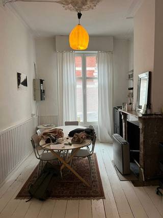 Te renoveren charmante, riante en lichtrijke burgerwoning gelegen in een rustige straat nabij de gegeerde buurt van de Coupure, een toplocatie in het historische stadscentrum van Gent.
Naast het gezellige gelijkvloers met karaktervolle elementen leidt de authentieke trap naar 3 bewoonbare verdiepingen met ruimte voor 5 slaapkamers, met oorspronkelijke schoorsteenmantels en houten vloeren. Een ruime veranda geeft uit op de sfeervolle en knusse stadstuin en de kelderverdieping biedt plaats aan berg- en wasruimtes.