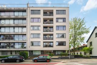 <p>Dit ruime en lichtrijke appartement van ca. 118 m² bevindt zich in de Magdalenastraat in Sint-Andries, op een bijzonder centrale ligging vlak bij Brugge. Openbaar vervoer, het station van Brugge, scholen, winkels en tal van andere voorzieningen liggen op korte afstand, wat zorgt voor een uitstekende bereikbaarheid.</p>
<p>Het appartement is gelegen op de tweede verdieping van residentie Orchideeën en geniet van een mooi open zicht. Via de inkomhal betreed je de ruime leefruimte met een gezellige zit- en eetplaats. De grote raampartijen zorgen voor een overvloed aan natuurlijk licht en versterken het gevoel van ruimte. Aansluitend bevindt zich de keuken met een praktische berging, vanwaar je toegang hebt tot het terras aan de voorzijde.</p>
<p>Verder beschikt het appartement over twee volwaardige slaapkamers en een derde, kleinere slaapkamer met toegang tot het terras achteraan. De badkamer is uitgerust met een ligbad, douche en wastafel. Daarnaast is er een afzonderlijk toilet aanwezig.</p>
<p>Bij de verkoop zijn bovendien een private kelder en een aparte garage inbegrepen in de prijs.<br /><br /><span>Er zijn geen maatregelen gevonden op dit kadastraal perceel volgens onze opvraging bij het Maatregelenregister.</span></p>
<p>Interesse?<br />Contacteer Beau via beau@waeyler.be of 0470 54 16 27.</p>