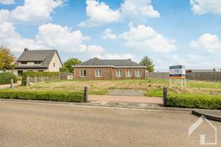 <p>Gerenoveerde laagbouwwoning met mooi uitzicht, op een perceel van 2984m2 met een grote garage van 75m2. We betreden de woning via de inkomhal, met apart gastentoilet. Verder vinden we een leefruimte van 40m2 met houtkachel en elektrische rolluiken, een volledig ingebouwde keuken van 20m2 voorzien van alle toestellen en airco, een wasplaats/berging, een technische ruimte en tenslotte nog een polyvalente ruimte met douchecabine. We vinden in de woning ook nog 3 slaapkamers, waarvan 1 met airco en een badkamer met bad, toilet, meubel met 1 lavabo en een kast. Via een valtrap kunnen we de geïsoleerde zolder bereiken. Achter de woning ligt er een grote garage met elektrische sectionale poort en een aparte deur. Verder staat er ook nog een serre en een tuinberging in de tuin. Het uitzicht op landbouwgronden, dat je hier hebt, is een grote troef. Voor meer info: 0479/9 34 34 9 (Kristof)</p>