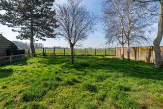 Op zoek naar een prachtig gelegen bouwgrond om uw droomwoning te realiseren? Dan is dit perceel in het landelijke Kaster een unieke opportuniteit. <br /><br />Gelegen langs de iconische kasseistrook de Varent, één van de meest charmante en karaktervolle straten van de regio, geniet u hier van een unieke combinatie van rust, groen en landelijke vergezichten. Tegelijk bevinden winkels, scholen en belangrijke verbindingswegen zich op korte afstand.<br /><br />De Varent staat bekend om haar authentieke kasseien, landelijke karakter en prachtige omgeving, waardoor deze locatie bijzonder geliefd is bij wie op zoek is naar een woning in een rustige en sfeervolle omgeving.<br /><br />Extra troef: Deze eigendom komt mogelijk in aanmerking voor het verlaagd btw-tarief van 6% bij sloop en heropbouw (onder voorbehoud van de wettelijke voorwaarden), wat een aanzienlijke besparing kan betekenen voor wie hier een nieuwe gezinswoning wil realiseren<br /><br />EPC: 787,00KWh<br />UC: 20250602-003612081-RES-1<br />Ref: RVP/26010/K