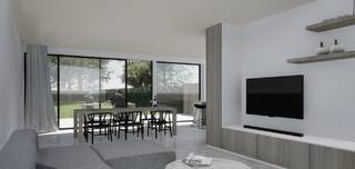 <p>Ontdek deze nieuwbouw woning op een perceel van 550 m², gelegen op een rustige maar tegelijk centrale locatie. Deze woning biedt alle ruimte en comfort die een gezin nodig heeft. Vooraan is er plaats voor 2 parkeerplaatsen, en een mogelijkheid tot carport naast de woning met toegang via zijdeur! Op het gelijkvloers vindt u een inkomhal met gastentoilet, ruime lichtrijke leefruimte met aansluitend de keuken, aanpalende praktische was/bergplaats. Op de eerste verdieping zijn er drie ruime slaapkamers en een kleinere kamer die kan dienen als bureau, doorloopdressing naar badkamer of kinderkamer. De woning wordt wind- en waterdicht verkocht, waardoor u zelf nog uw persoonlijke toets kan toevoegen aan de afwerking. Van zodra er een verkoopovereenkomst is wordt de woning meteen afgewerkt. Om een idee te geven van de mogelijkheden en afwerkingsgraad kan u de naastgelegen modelwoning bezoeken! Kortom: een ruime en moderne gezinswoning met tal van mogelijkheden met mooie grote tuin die al genivelleerd en gezaaid is!</p>
<p>Grond wordt verkocht onder registratie en de constructie onder 21% BTW.</p>
<p>Extra troeven:</p>
<ul>
<li>BEN woning</li>
<li>Zuidoost gerichte tuin</li>
<li>Regenwaterput van 10.000L</li>
<li>Vlotte verbinding naar scholen, winkels en openbaar vervoer</li>
<li>Zeer goed geïsoleerde woning mede door het Isospan bouwsysteem</li>
<li>Af te werken naar eigen wensen (zelfstandig of door de bouwheer)</li>
</ul>
<p>Deze woning is te koop ZONDER makelaar via Smart Houses! Info of bezoek? Contacteer rechtstreeks de eigenaar via 0479/70.32.40</p>