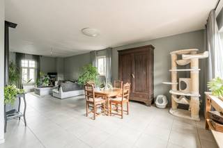 Op Altaarhoeve 2B in Hamont vinden we deze verzorgde woning met een karaktervolle baksteengevel, lichte leefruimtes en een mooi aangelegde tuin. De woning staat op een perceel van 420 m² en behaalt energielabel A (E-peil E37). <br /><br />Binnen valt meteen de ruimte op, de woonkamer biedt plaats aan een royale zithoek en eetkamer en sluit aan op de keuken, waar opnieuw voldoende ruimte is om gezellig samen te eten. De grote ramen zorgen voor veel daglicht en zicht op de tuin. Verder is er op het gelijkvloers nog een apart toilet aanwezig, een kantoor/slaapkamer en een wasplaats uitgerust met douchecabine.<br /><br />Op de verdieping vinden we 3 ruime slaapkamers terug, een ruime badkamer met ligbad en douche, een afzonderlijk toilet. De zolder biedt bijkomende bergruimte en mogelijkheden voor verdere afwerking.<br /><br />Ook buiten is het aangenaam vertoeven. De omheinde tuin combineert een gazon met terrassen en een overdekte buitenruimte. Een fijne plek om in alle rust te ontspannen of gasten te ontvangen. Verder is er hier ook een tuinberging aanwezig.<br /><br /><br />Troeven van deze woning:<br />Bouwjaar 2021<br />Energielabel A, E-peil E37<br />Perceel van 420 m²<br />Ruime en lichtrijke leefruimtes<br />Aangelegde, omheinde tuin met overdekte buitenruimte<br />Extra ruimte op zolder<br />Volgens het energieprestatiecertificaat bedraagt de bruto vloeroppervlakte 266 m². De zolder is gedeeltelijk onafgewerkt.<br />Benieuwd naar de ruimte en sfeer van deze woning? Contacteer ons voor een vrijblijvende afspraak.