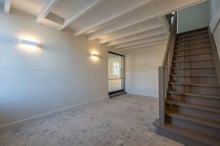 Deze prachtig gerenoveerde woning geniet van een uitzonderlijke ligging aan de idyllische Potterierei en de Kruisvest. Hier woont u in alle rust, en toch op wandelafstand van het bruisende centrum.<br /><br />De woning werd met oog voor detail en met kwalitatieve, energiezuinige materialen volledig vernieuwd, volledig conform de hedendaagse woonnormen. Authentieke charme en modern comfort gaan hier hand in hand. Dankzij de uitstekende isolatie, hoogrendementsbeglazing en een warmtepomp behaalt de woning een gunstig EPC-label A — klaar voor de toekomst.<br /><br />De woning geniet van volgende indeling: ruime inkomhal, volledig uitgeruste keuken aansluitend aan de woonkamer met open haard en eetruimte, terras, technische berging en gastentoilet. Op de eerste verdieping: nachthal, slaapkamer met dressing, badkamer met douche en badkamermeubel, terras, bijkeuken en polyvalente ruimte die kan fungeren als extra slaapkamer. de zolderverdieping is volledig afgewerkt tot slaapkamer. Als extra beschikt de woning over een functionele kelder. Kortom: een instapklare, energiezuinige woning op een unieke locatie in Brugge.<br /><br />Voor meer informatie of een vrijblijvend bezoek, neem contact op met Michiel op het nummer 0473 255 533.<br />