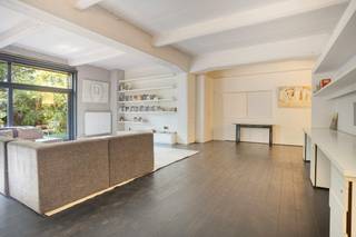 Te koop op een boogscheut van het stadscentrum: ontdek deze prachtige, lichtrijke loft met privétuin, hoogwaardige afwerking en royale ruimtes.<br /><br />Bij binnenkomst wordt u verwelkomd in een inkomhal met vestiaire en een apart toilet. De leefruimte is baadt in het natuurlijke licht en omvat een royale woonkamer met een dedicated bureauhoek en een volledig uitgeruste open keuken. De woonkamer geeft direct toegang doorgang naar een gezellige, aangelegde privétuin, oppermachtig om te genieten van een rustige buitenruimte op een steenworp afstand van alle stadsfaciliteiten.<br /><br />Het nachtgedeelte telt twee slaapkamers, waaronder een hoofdslaapkamer met een eigen dressing, aangevuld met twee moderne badkamers. Een wasruimte en een privékelder met rechtstreekse toegang vanuit de loft maken de indeling compleet.<br /><br />Op technisch vlak beschikt de woning over een conform elektriciteitsattest en een individuele gascondensatieketel (EPC D-). Een overdekte, beveiligde parkeerplaats met geïntegreerd laadstation voor elektrische voertuigen is beschikbaar (+25.000 €). Een uitzonderlijk vastgoed dat ruime volumes, moderniteit en een eigen buitenruimte in de stad naadloos combineert.