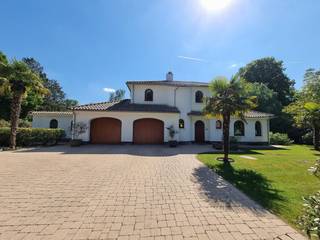 Deze prachtige villa biedt alles wat u nodig hebt voor een luxueuze ervaring waarbij u zich onmiddellijk thuis zal voelen. Gelegen in een zeer rustige omgeving te Tremelo op de grens met Keerbergen en Begijnendijk. Gunstige verbinding naar Leuven en toch genietend van alle rust.<br /><br />Deze stijlvolle villa combineert moderne flair met behoudt van de Spaanse charme. De keuken werd recent volledig vernieuwd waarbij u kan genieten van alle luxe en comfort en waarbij het u aan bergruimte niet zal ontbreken. Ook de badkamer en vloeren werden volledig vernieuwd. De woning biedt een kwalitatieve materiaalkeuze met Meranti ramen dubbel glas, vloerisolatie en vloerverwarming gelijkvloers en zonnepanelen.<br /><br />Het gelijkvloers biedt een charmante inkomhal met ingebouwde kast en vernieuwd gastentoilet. De woonkamer en keuken kijken beiden uit op de prachtig aangeplante tuin met zwembad waar het u niet zal ontbreken aan privacy en rust. De vernieuwde keuken is voorzien van vaal kastruimte met schuiflades, dubbele koelkast, kookplaat, vaatwasmachine, steamer, warmtelade, oven, microgolf. Luxe is hier zeker aanwezig. Het gelijkvloers biedt eveneens een bureau- of slaapkamer met ingebouwde kastenwand en een polyvalente ruimte voor fitness, hobbykamer. De voorraadberging en dubbele garage zorgen voor een zeer praktische woning.<br /><br />Het 1ste verdiep geeft toegang tot een masterbedroom met kastenwand en totaal vernieuwde ensuite badkamer met ligbad, inloopdouche en lavabo meubel. Twee kinderkamers met extra 2de badkamer. Aparte toiletruimte op het verdiep.<br />Aanwezigheid van zolder en kruipruimte.<br /><br />Elektriciteit conform. Asbestveilig. Geen renovatieverplichting. Watertoets gebouwenscore hoofdwoning B.<br /><br />De prachtige tuin zorgt voor een mooi geheel en brengt rust en groen in en rondom de woning. Het zalig zuidgericht terras met overdekte zithoek en het verwarmde zwembad brengen u direct in zomerse sfeer.<br />Een woning die u beslist zal charmeren. Kom snel deze parel ontdekken.<br /><br />Contacteer Dupont Vastgoed voor meer inlichtingen op 015 15 15 15<br />