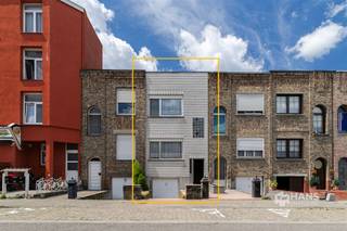 <p><span>Meyersstraat 27 - Deurne</span></p><p><span> </span></p><p><span>Te moderniseren woning (155 m²) met 2 a 3 slaapkamers, garage en tuin (35 m²) in Deurne.</span></p><p><span> </span></p><p><span>In de Meyersstraat woon je op een centrale ligging met alles binnen handbereik. Openbaar vervoer bevindt zich op wandelafstand, terwijl je met de wagen in enkele minuten de belangrijkste invalswegen en de snelweg bereikt. Ook aan (lokale) winkels en supermarkten is er geen gebrek in de nabije omgeving.</span></p><p><span>De woning is te moderniseren, maar beschikt over een praktische indeling en een solide basis, waardoor ze heel wat mogelijkheden biedt, recent werd een nieuwe verwarmingsketel op gas geplaatst en de aluminium ramen zijn voorzien van dubbele beglazing. Aan de voorzijde zorgen rolluiken voor extra comfort.</span></p><p><span>In het souterrain bevinden zich de ruime inpandige garage van maar liefst 35 m² en een multifunctionele ruimte van 10 m², ideaal als hobby- of wasruimte, bureau of extra berging. Van hieruit heb je toegang tot de west-georiënteerde tuin van 35 m².</span></p><p><span>De eerste verdieping vormt het leefgedeelte met vooraan de lichtrijke woonkamer van 34 m² en achteraan de aparte keuken van 10 m² met basisuitrusting. Op deze verdieping is er ook een apart toilet te vinden.</span></p><p><span>De bovenverdieping omvat mogelijk drie slaapkamers van respectievelijk 6 m², 13 m² en 15 m², evenals een praktische badkamer van 4 m², uitgerust met een douche, lavabo en toilet.</span></p><p><span>Het pand wordt inclusief inboedel verkocht.</span></p><p><span>Ben je op zoek naar een ruime woning die je volledig naar eigen smaak kan moderniseren? Mis deze kans niet!Bewoonbare opp. 155 m² – ref.: bruto vloeropp. Voor meer info of een gratis schatting surf naar </span><span><span>www.hansimmo.be</span></span></p><p><span> </span></p>