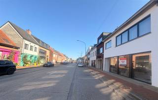 CENTRAAL GELEGEN  HANDELSPAND / KANTOREN 235M² + TERRAS 44M² OP TOPLOCATIE TE 'S-GRAVENWEZEL ( SCHILDE) Recent gemoderniseerd gebouw, zowel...