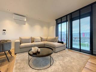 Aan het Sint-Pieters station bevindt zich op de 3de verdieping van residentie <strong>"</strong>NORA<strong>"</strong> dit nieuw 1-slaapkamer-appartement; Volledig geschilderd, voorzien van lichtarmaturen en automatische lamellen op maat; Afwerking in parketvloeren en tegelvloeren; Indeling: inkomhall met plaats voor vestaire, apart toilet met handwasbekken, leefruimte met open keuken met alle comfort: koelkast, combi-oven, vitroceramische kookplaat, ingebouwde afzuigkap, enkele gootsteen, vaatwas; 1 comfortabele slaapkamer met leuke glaspartij, Badkamer met wastafel, spiegel en inloopdouche; berging met aansluiting vr wasmachine ; Gezellig appartement met mooie afwerking met stijlramen tot op de grond, uitgevende op een groot dakterras met mooi verzicht; stopcontact, kraantje en lichten voorzien; Gelijkvloerse fietsenberging en kleine opslagkelder; videofonie; Huur: 1.230 EUR + 50 EUR gemene kosten per maand; exclusief Elektr/Water/Internet; plaatstalen radiatoren; Airco aanwezig; EPC 128 Label B; Ruime parkeergelegenheid in de straat; Geen lift in het gebouw; Beschikbaar: 1 November 2026; Info en bezoek: info@elet.immo.