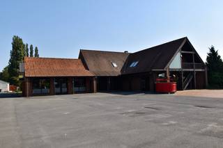 Dit polyvalent bedrijfsgebouw is gelegen op een site langs de Ardooisestraat in Izegem. De ontsluiting is goed met een eenvoudige verbinding naar...
