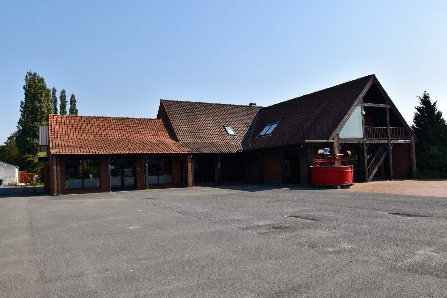 Polyvalent gebouw bestaande uit winkelruimte, appartement en loods - foto 1