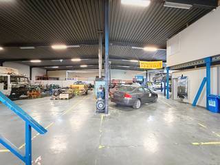 This commercial building for rent is located in the Industriepark-Drongen, strategically located near the E40 (Ostend—Brussels) and with an...