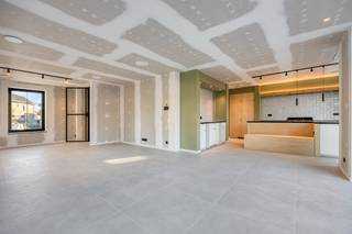 Aan de IJzerenkruisstraat 15 in Zepperen vinden we deze volledig instapklare nieuwbouwvilla terug. Deze woning combineert ruimte, luxe...