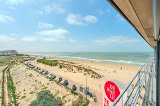 The renovated studio offers a breathtaking frontal view of the sea, allowing you to enjoy the soothing sound of the waves and stunning views every day.<br /><br />Layout:<br />- entrance<br />- living room with sea view<br />- kitchen with stove, sink, dishwasher and fridge<br />- bathroom with shower, washbasin and toilet<br />- separate sleeping area <br /><br />The studio also has a private basement and a communal bicycle shed!<br /><br />Advantages:<br />- studio with frontal sea view<br />- recently renewed<br />- private basement storage<br />- beautiful sea views<br />- ideal as a vacation apartment or as an investment<br />- plenty of parking in the vicinity<br /><br />Are you looking for a renovated studio with sea view for sale on the Zeedijk in Middelkerke? Don't hesitate to book your appointment!<br /><br />Register of measures: no
