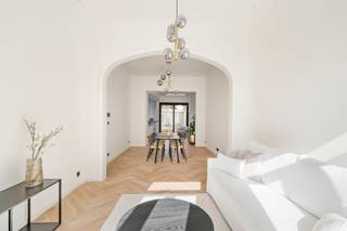 This fully renovated townhouse combines contemporary architecture, high-quality finishes and generous living spaces. Renovated down to the smallest detail, it offers comfort, functionality and timeless elegance.

The stately entrance hall with high ceilings leads to the spacious living area and luxurious kitchen. Large windows provide abundant natural light, while the kitchen opens onto a stylish outdoor space.

The first floor is dedicated to the generous master suite, featuring high ceilings, a private terrace, dressing room and elegant en-suite bathroom with double washbasin, toilet and spacious walk-in shower. A second bathroom with bath, shower and double washbasin is located on the next mezzanine level. The following floor offers an exceptionally spacious bedroom, which can be divided into two full-size rooms and also benefits from a private terrace. The top floor provides two further bedrooms, ideal as bedrooms, offices, dressing rooms or hobby spaces.

The first mezzanine includes a spacious laundry room with built-in cupboards. The fully basemented and heated level offers versatile additional space, ideal as a wine cellar, gym, storage or multifunctional living area.

A characterful townhouse where authentic details, generous proportions and contemporary luxury come together. Located on Graaf van Hoornestraat, close to shops, restaurants, public transport and major roads, offering an ideal combination of tranquillity and accessibility.