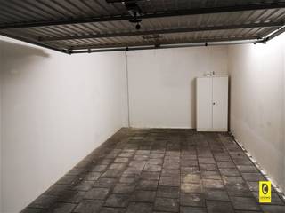 <p><span>Ondergrondse garagebox met afstandsbediening te Fruithoflaan! </span></p><p><span>Deze garagebox werd recent opgewaardeerd, is centraal gelegen en beschikt over een automatische poort met afstandsbediening. </span></p><p><span>Dit ondergrondse garagecomplex telt 3 toegangen met badgesysteem en camerabewaking, waarvan 2 via de Fruithoflaan, de derde situeert zich op de Roderveldlaan. </span></p><p><span> </span></p><p><span>Afmetingen:</span></p><p><span>Diepte: 5,95m </span></p><p><span>Breedte: 3m</span></p><p><span>Hoogte: 2,02m</span></p><p><span> </span></p>