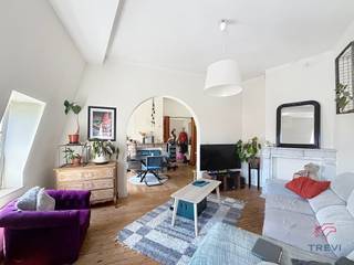 <p><strong>SAINT-GILLES: Vlak bij de Barrière de Saint-Gilles en het Parc de Forest, evenals alle voorzieningen, een appartement met 1 slaapkamer van ±60 m² op de 4e verdieping zonder lift. Het appartement bestaat uit een inkomhal, toilet, bureau van ±4 m², ingerichte keuken (oven, kookplaten, afzuigkap, koelkast en diepvriezer), balkon van ±2 m² op het oosten, eetkamer van ±13 m², woonkamer van ±30 m² en slaapkamer van ±11 m². Kosten: 80 €/maand aan servicekosten, inclusief koud water, gemeenschappelijke kosten en een verzekering tegen regresvorderingen. EPC G. geschilderd worden. Beschikbaar vanaf 01/10/2026.</strong></p>
<p></p>
<p><span>Op de 4e verdieping zonder lift:</span></p>
<p>- Hal</p>
<p>- WC</p>
<p>- Kantoor ±4 m²</p>
<p>- Ingerichte keuken (oven, kookplaten, afzuigkap, koelkast en diepvriezer)</p>
<p>- Balkon ±2 m² op het oosten</p>
<p>- Eetkamer ±13 m²</p>
<p>- Woonkamer ±30 m²</p>
<p>- Slaapkamer ±11 m²</p>
<p></p>