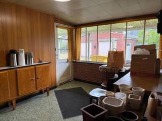 Rustig gelegen te renoveren woning met 3 slpks op 7a 14 ca. Op het gelijkvloers vinden we: keuken, badkamer, living, eetkamer, veranda, slaapkamer...
