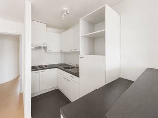 <p><span>Lichtrijk </span><span>2-slaapkamerappartement </span><span>gelegen op de tweede verdieping en bereikbaar met lift en trap.</span></p><p><span>Gelegen in de Mechelse binnenstad, op wandelafstand van winkels, horeca, de Bruul, de Grote Markt en het station.</span></p><p><span>Ook openbaar vervoer en alle dagelijkse voorzieningen bevinden zich vlakbij.</span></p><p><span> </span></p><p><span>Via de privatieve inkomhal kom je in de lichtrijke leefruimte met </span><span>open keuken</span><span>, uitgerust met kookfornuis, dampkap, koelkast en een aansluiting voor de wasmachine.</span></p><p><span>Verder beschikt het appartement over een </span><span>apart gastentoilet</span><span>, badkamer met </span><span>douche en lavabo</span><span> en twee slaapkamers van </span><span>12 m² en 7,5 m²</span><span>.</span></p><p><span>De grootste slaapkamer geeft toegang tot een </span><span>terrasje</span><span>.</span></p><p><span>Daarnaast is er een </span><span>privatieve kelderberging</span><span> en een gemeenschappelijke fietsenstalling aanwezig.</span></p><p><span> </span></p><p><span>Gemeenschappelijke kosten: €60/maand</span></p><p><span>Onmiddellijk beschikbaar.</span></p><p><span> </span></p><p><span>Interesse?</span></p><p><span>Bel ons van maandag tot vrijdag om een bezoek in te plannen.</span></p><p><span> </span></p>