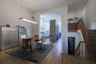 In hartje Antwerpen, aan het gezellige Mechelseplein, ligt deze triplexwoning.Wonen met zicht op het pleinWe starten op de eerste verdieping, waar de...