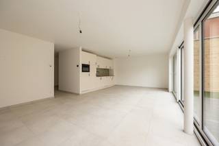 <p><strong>Instapklaar nieuwbouwappartement</strong> met <strong>tuin </strong>in Putte – <strong>onmiddellijk beschikbaar</strong>!<br /><br />Bent u op zoek naar een <strong>nieuwbouwappartement zonder lange wachttijd</strong>?<br />Dan is dit <strong>centraal gelegen gelijkvloers appartement</strong> precies wat u zoekt!<br /><br /><strong>Indeling</strong><br /><br />Via de gemeenschappelijke inkomhal bereiken we het appartement.<br /><br />De <strong>private inkomhal</strong> geeft toegang tot de <strong>lichtrijke leefruimte met open, volledig geïnstalleerde keuken</strong>. Dankzij de <strong>grote raampartijen</strong> geniet u hier van een aangename lichtinval en een mooi zicht op het <strong>terras en de privatieve tuin</strong>.<br /><br />Verder beschikt het appartement over:</p>
<ul>
<li>
<p>een <strong>praktische berging/technische ruimte</strong> met aansluiting voor wasmachine</p>
</li>
<li>
<p>een <strong>ruime badkamer</strong> uitgerust met dubbele lavabo en inloopdouche</p>
</li>
<li>
<p>een apart <strong>gastentoilet</strong></p>
</li>
<li>
<p><strong>twee volwaardige slaapkamers</strong></p>
</li>
</ul>
<p><br /><strong>Extra informatie</strong><br /><br />✔ <strong>E-peil 13</strong> – <strong>50% korting op de onroerende voorheffing gedurende 5 jaar</strong><br />✔ Ondergrondse <strong>autostaanplaats </strong>apart aan te kopen (€25.000 excl. kosten)<br />✔ <strong>Ventilatiesysteem type D</strong><br />✔ <strong>Vloerverwarming </strong>met passieve koeling<br />✔ Individuele meters<br />✔ Aankoop mogelijk aan <strong>6% btw</strong> (onder voorwaarden)<br /><br /><strong>Interesse</strong>?<br /><br />Laat deze opportuniteit niet aan u voorbijgaan!<br />📞 03/568 03 03<br />✉️ info@vastgoed03.be<br />👉 www.vastgoed03.be – plan vandaag nog uw bezoek!</p>