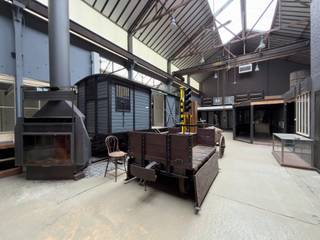Op een strategische locatie aan de afrit van Gent Centrum bevindt zich dit uitzonderlijke commerciële pand met een totale grond oppervlakte van 700 m². Het gebouw straalt karakter en authenticiteit uit dankzij zijn historische architectuur en bijzondere uitstraling. Momenteel is het pand ingericht als één ruime handelszaak (1000 m2 bruto vloeroppervlakte) met een indrukwekkend gevoel van openheid en volume. Aan de voorzijde bestaat de mogelijkheid om twee bijkomende entiteiten te creëren, wat extra verhuurmogelijkheden biedt. De overvloedige natuurlijke lichtinval zorgt doorheen het gebouw voor een aangename en inspirerende werkomgeving. Dankzij de verschillende niveaus en verdiepingen beschikt het pand over een unieke ruimtelijke beleving.<br /><br />Deze indeling biedt tal van mogelijkheden voor showroom, retail, kantoren, creatieve werkruimtes of een combinatie van functies, uiteraard na goedkeuring van stad Gent indien er een functiewijziging nodig is. De ruime oppervlaktes laten toe om het gebouw volledig af te stemmen op de behoeften van de toekomstige eigenaar of investeerder. Bovendien geniet het pand van een uitstekende zichtbaarheid en bereikbaarheid op een van de belangrijkste toegangswegen naar Gent.<br /><br />Een zeldzame opportuniteit voor ondernemers en investeerders die op zoek zijn naar een karaktervol pand met uitzonderlijk veel potentieel.<br />Bezoek na afspraak met OC vastgoed - Olivier 0475 330 246. <br /><br />Stedenbouwkundige inlichtingen: woongebieden met cultureel, historische en/of esthetische waarde, vergunningen, geen verkavelingsvergunning, geen rechterlijke herstelmaatregel of bestuurlijke maatregel opgelegd, voorkooprecht. Geen risicozone overstromingsgevoelig gebied. P-score = B, G-score = B, EPC: X