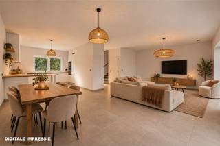 <p><span>In een rustige zijstraat zonder doorgaand verkeer (zone 30), woont u op korte afstand van de E19, maar ook van wandel- en fietspaden langs Dijle en Vaart. Deze nieuwbouwwoning, die momenteel in de laatste afwerkingsfase verkeert, haalt een laag energiepeil door integratie van: dikke isolatielagen, algemene vloerverwarming, warmtepomp, hybride omvormer, 6 zonnepanelen, ventilatiesysteem D (technische berging 2e verd.), alu-buitenschrijnwerk en superisolerende beglazing. De overdekte fietsenstalling aan de voorgevel en de bijzondere gevelarchitectuur, geven uw huis een unieke look. De L-vormige leefruimte (videofoon) met open U-vormige keuken en de inkomhal vormen één geheel, met eenzelfde grijze tegelvloer. In de keuken met vaste eettoog, spotten we een rist kwaliteitsapparaten: kookplaat, microgolf, oven, koelkast, diepvriezer en een vaatwasser. Grote raampartijen kijken uit op het betegelde terras (houten privacyschermen) en de omheinde tuin. De was-/bergruimte (1e verd.) geniet van overvloedige natuurlijke lichtinval via een raam en claustra-siermetselwerk. De badkamer omvat een inloopdouche (regenfunctie) met glazen douchewand en nis, plus hangtoilet en een dubbel lavabomeubel met kolomkast. Op de eerste verdieping ligt, naast de master bedroom met half afgescheiden dressing, nog een gewone kamer. De betontrap met keramische tegelbekleding leidt naar de tweede verdieping, waar nog twee kamers (veluxramen) beschikbaar zijn. In de straat zijn voldoende plaatsen beschikbaar voor vrij parkeren. Deze nieuwbouwwoning wordt verkocht onder een gemengd fiscaal stelsel, waarbij de grondwaarde onderworpen is aan 12% registratierechten en de constructiewaarde aan het verlaagde btw-tarief van 6%, mits de koper aan de wettelijke voorwaarden voldoet.</span></p>