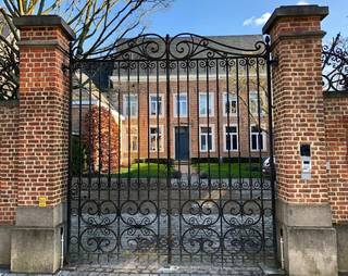 ABDISWONING van +/- 170m² te koop in het centrum van Diest, Mariëndaalstraat 42<br /><br />Het voormalig abdisgebouw van het Mariëndaalklooster werd in de tweede helft van de 17de eeuw opgetrokken. Het bijgebouw links werd in de tweede helft van de 18de eeuw geconstrueerd, waardoor het abdiskwartier z'n huidige L-vorm kreeg.<br /><br />In 2008 werd het pand door de huidige eigenaar volledig gerenoveerd en omgetoverd tot de huidige bestemming: 4 prachtige en luxueuze wooneenheden. Elk met een andere indeling, elk op zich voorzien van het modernste comfort. En dit alles omgeven door een prachtige tuin, een eigen stukje natuur in het centrum van Diest.<br /><br />De grootse troeven van het Abdiskwartier:<br />Op 5 minuten wandelafstand van het centrum van Diest.<br />Voorzien van hedendaags modern comfort zoals vloerverwarming en ventilatie.<br />In elke woning is een artisanaal verwerkte troffelvloer aanwezig, alsook een gashaard.<br />De private parking is afgesloten d.m.v. een automatische poort en in de perfect onderhouden gemeenschappelijke tuin vooraan bevinden zich een fietsenberging én private bergruimte per wooneenheid. <br /><br />De ABDISWONING bevindt zich aan de linkerkant van het hoofdgebouw en bestaat uit 2 verdiepingen.<br />Gelijkvloers heeft de woning een inkomhal, woonkamer met toegang tot het terras/tuin, eetkeuken, berging en toilet.<br />Op het verdiep zijn er 3 slaapkamers, een badkamer met ligbad en douche, berging en toilet.<br />Aan de woonkamer is een terras/tuin van +/- 66m² verbonden.<br /><br />EPC : 128 - Condensatieketel - Vloerverwarming <br /><br />Verkoopprijs woning : 575.000 €<br />Staanplaats vanaf 26.000 €<br />Kelderruimte vanaf 6.500 €<br />Alle prijzen zijn exclusief registratie en kosten.<br /><br />Bijkomende informatie is te bekomen op kantoor of 0476/952.716