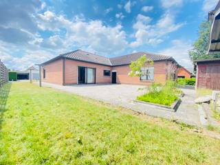 <strong>Wervik, rustig gelegen bungalow met veel ruimte.<br /><br />Indeling</strong><br />Ingang die doorgang biedt naar ruime leefruimte met apart gasten toilet. Naast de woonkamer is er dan een ruime keuken voorzien van gasfornuis, frigo en oven. Naast de keuken doorgang naar dubbele garage met praktische zolder berging. Daarnaast gang naar de slaapkamers waarbij er zich nog een berging bevindt. Tot slot heeft u nog 4 ruime slaapkamers en een badkamer voorzien van ligbad, dubbele spoelbak en wc. <br /><br /><strong>Troeven:</strong>
<ul><li>veel lichtinval</li><li>alles op gelijkvloers</li><li>grote tuin</li><li>rustig gelegen</li><li>4 slaapkamers</li></ul>
bij deze woning geldt de renovatieplicht