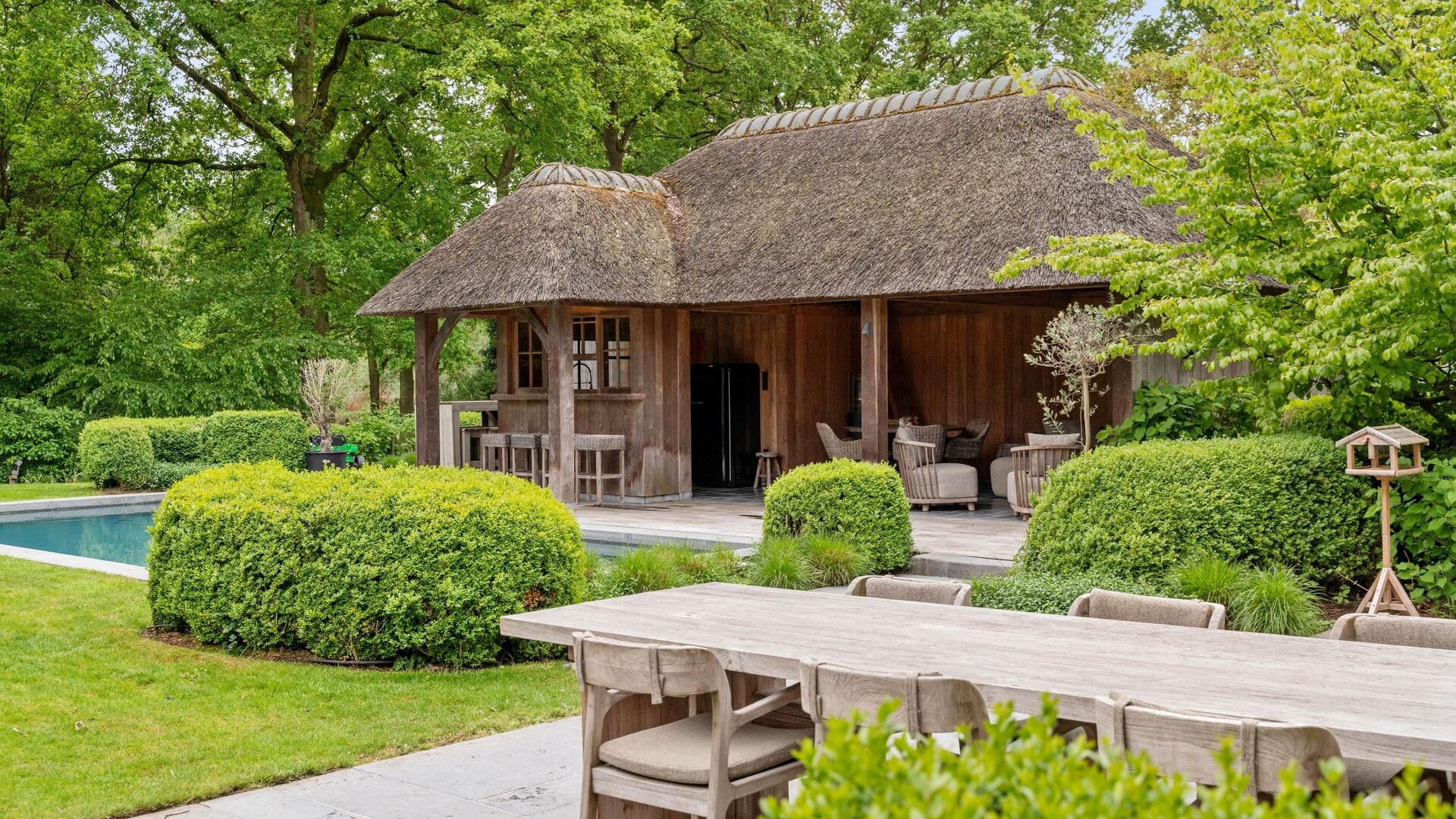 Exclusief en energiezuinig landhuis met verwarmd zwembad, praktijkruimtes, poolhouse en bosrijke tuin op 3.431 m² te Hasselt. - foto 4