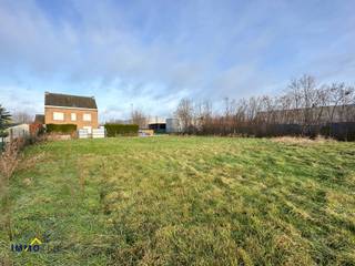 Dit perceel, gelegen in een goedgekeurde verkaveling, heeft een totale oppervlakte van zo'n 17 are en is geschikt voor het creëren van een...