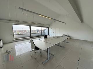 Fantastisch gelegen kantoor met een oppervlakte van<strong> 125 m² te huur</strong> langs én met visibiliteit van de bedrijvige Meensesteenweg op slechts 300 m van de Ringlaan (R8) met onmiddellijke verbinding naar de A19 en de E403.<br /><br />Het<strong> instapklaar kantoor </strong>maakt deel uit van <strong>het kwalitatieve bedrijvencentrum 'Bizz-Init' </strong>bestaande uit 3 verdiepingen voorzien van o.a. onthaal, vergaderalen, airco en beveiliging. Het verleent ondernemers een aangename en betaalbare werkplek met alle benodigde faciliteiten. Het kantoor is ook voorzien van <strong>volgende faciliteiten:</strong> <strong>Wc's, aparte keuken + eetruimte en een fantastisch terras!</strong><br /><br />Het bedrijvencentrum biedt een <strong>uitstekende uitvalsbasis voor de hele regio</strong> en is gelegen in een levendige buurt met tal van winkels en eetgelegenheden in de directe omgeving. Tevens vlotte bereikbaarheid met het openbaar vervoer: station Bissegem bevindt zich op slechts 550 m.<br /><br /><strong>Alsook mogelijkheid tot huren van kantoorruimtes met oppervlaktes van 31 m² tot 273 m².</strong> Ruime parkeermogelijkheden bij het gebouw. Onmiddellijk beschikbaar. <br /><br />Contacteer PANORAMA B2B voor bijkomende (technische) inlichtingen, plannen of een vrijblijvend plaatsbezoek 0460 97 66 66.