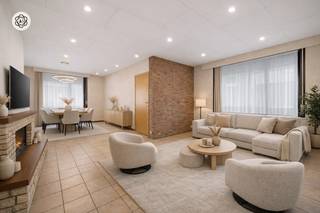 Halfopen bebouwing met garage en tuin! Deze woning (bouwjaar 1930) beschikt over centrale verwarming op gas, 3 slaapkamers en uitbreidingsmogelijkheid op zolder.<br /><br />INDELING: inkomhal, woonkamer, keuken met eethoek, badkamer en apart toilet. Op de eerste verdieping bevinden zich 2 slaapkamers en een bergruimte met toegang tot de zolder. De zolder is geïsoleerd en biedt de mogelijkheid tot het creëren van extra kamer(s). Buiten is er een buitenberging/wasplaats, een garage en een tuin. De woning is toegankelijk via zowel de voor- als achterzijde en beschikt over een garage. Bovendien kan er voor en achter de woning ook makkelijk geparkeerd worden.<br /><br />Voor wie is dit pand ideaal?<br />♦ Voor starters of koppels die een degelijke woning zoeken met groeimogelijkheden.<br />♦ Voor gezinnen die in een rustige buurt willen wonen maar dichtbij het centrum.<br /><br />Te koop via Immo Beguin, jouw vastgoedexpert sinds 2009. Met kantoren in Ronse, Waregem, Kortrijk, Deinze, Doornik en Lessines.<br />✉️ info@immobeguin.be<br />* Dit zoekertje omvat enkele AI-gegenereerde visualisaties.