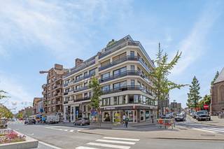 Dit instapklaar appartement is gelegen vlakbij de Grote Markt van Roeselare. Hierdoor geniet u van vlotte bereikbaarheid naar winkels en horeca. Met een ruime woonkamer, een royaal terras en 2 slaapkamers biedt dit appartement alles wat je nodig hebt voor comfortabel wonen.Indeling van het appartement:- Inkomhal met gastentoilet- Woonkamer met zit - en eetplaats- Keuken - 2 slaapkamers- Badkamer- TerrasTroeven:- Instapklaar - Laag energieverbruik- 2 ruime slaapkamers- Centraal gelegen nabij winkels, openbaar vervoer, centrum van Roeselare,...Ben je op zoek naar een instapklaar appartement in het centrum van Roeselare? Neem dan vandaag nog contact op!Deze eigendom wordt aangeboden via Power-sale. De vermelde prijs is een richtprijs. Wil je een afspraak vastleggen of wens je meer info omtrent deze koopmethode, neem dan contact op met de dossierverantwoordelijke Maarten De Graeve | 0491 27 22 10 - maarten.de.graeve@dewaele.com!