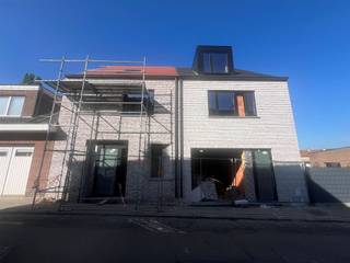 Maison neuve fermée en gros oeuvre fermé (casco) à vendre, située dans une rue calme avec jardin orienté sud-ouest offrant une belle vue, tout...