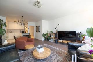 Stijlvol appartement met twee tot drie slaapkamers in wooncomplex Hippodroom vlak aan het vernieuwde Zuidpark! <br /><br />Het appartement werd in 2022 gerenoveerd met hoogwaardige materialen (Xinnix deuren, Quincalux deurgrepen, NEST smart thermostaat), is gelegen op de eerste verdieping, bereikbaar met de lift en heeft de volgende indeling.<br /><br />Via de inkomhal betreedt men de lichtrijke leefruimte met een volledig geïnstalleerde open keuken voorzien van een BORA inductie kookplaat met afzuiging, een Bosch combi-stoomoven, een XXL AEG vaatwasser en een SileStone kwartscomposiet werkblad.<br /><br />Via de hal bereikt men aan de achterzijde een eerste en tweede slaapkamer, momenteel opengetrokken tot één ruimte en ingericht als dressing (18m2), een derde slaapkamer (12m2) en een badkamer voorzien van een ligbad met douchefunctie en een dubbele lavabo. <br /><br />Verder op de hal een apart toilet en een berging voorzien van aansluitingen voor wasmachine en droogkast. <br /><br />Ten slotte is er nog een privatieve kelderberging en een gemeenschappelijke fietsenberging mee inbegrepen.<br /><br />Mogelijkheid om inpandige autostaanplaats bereikbaar met de lift te huren en directe toegang tot de Delhaize. <br /><br />Belangrijkste troeven:<br /><br />- Vlak aan het nieuwe Zuidpark<br />- Gebouwd in 1996 door Vooruitzicht<br />- Ontwerp van architect Marc Corbiau <br />- Gunstige EPC score van 108 (B-label)<br /><br />96m2 bewoonbare oppervlakte cfr EPC.<br /><br />Wenst u een bezoek of meer informatie? Dan kan u ons steeds contacteren via info@dvarealestate.be of via 03/297.00.00.